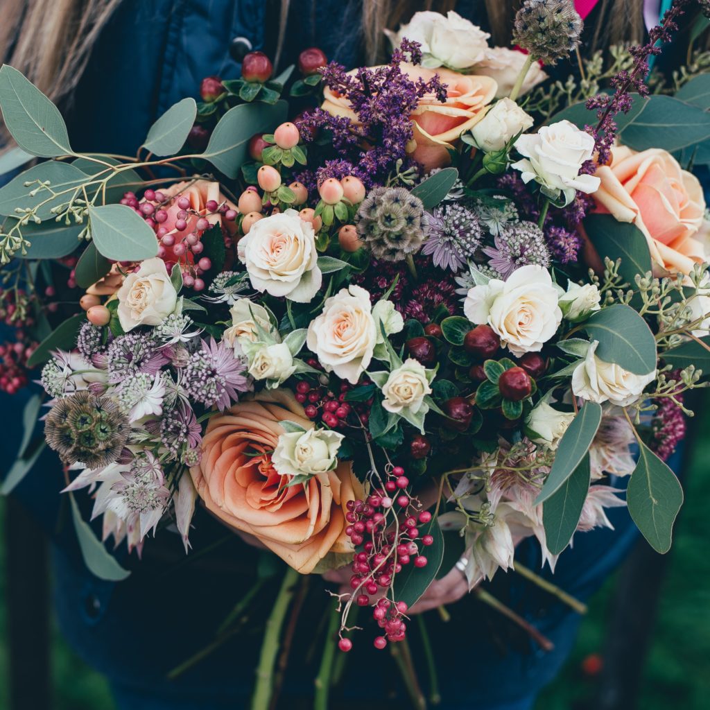 bouquet champêtre framboise, orangé et violet
