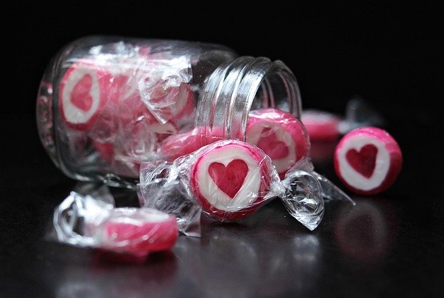 bonbons candy bar blanc avec coeur rose