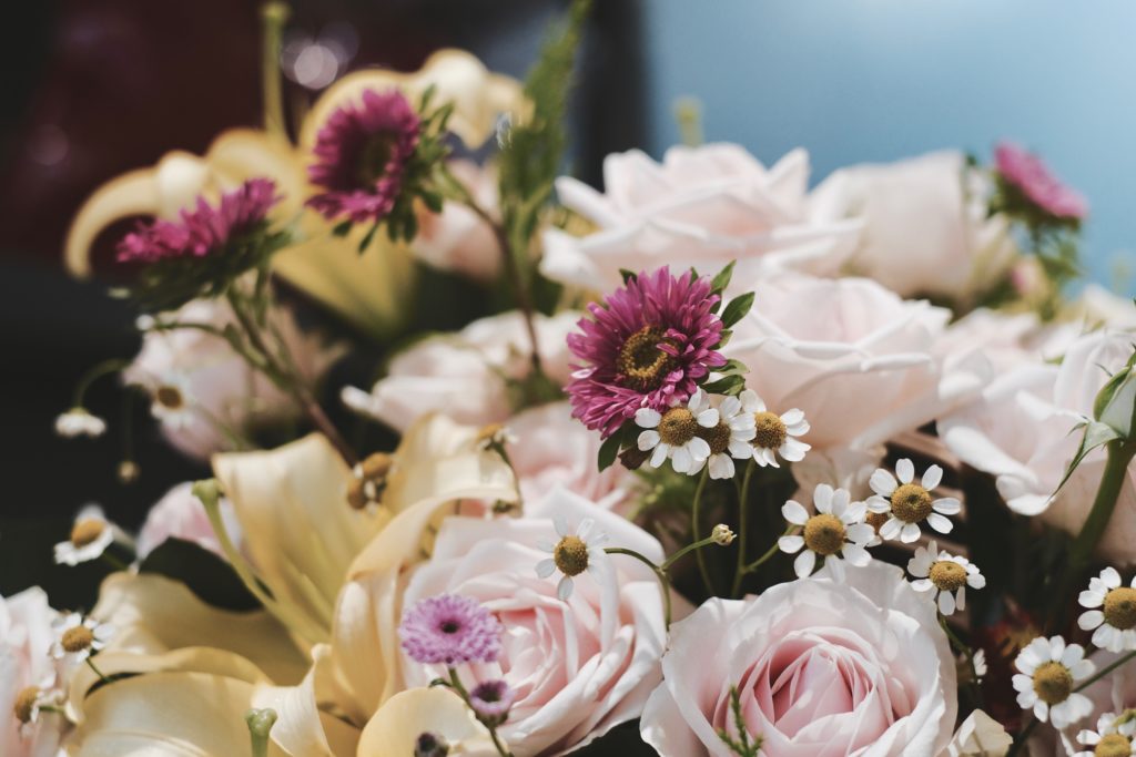 bouquet de fleurs champêtre, rose et blanc
