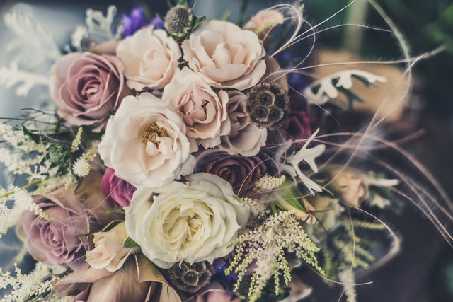 bouquet de fleurs roses, pivoines, herbes de pampa.