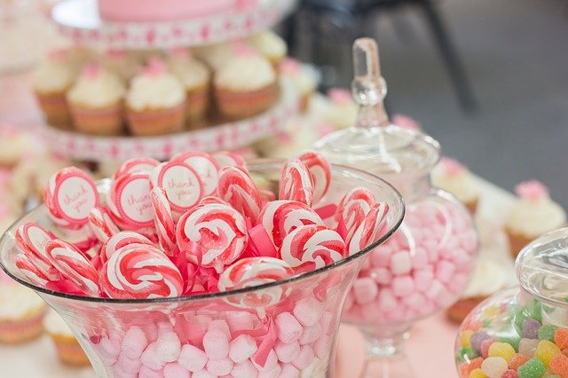 sucettes dans vase pour candy bar