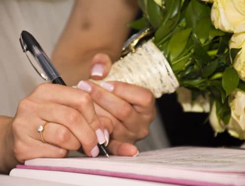 Femme signant un contrat de mariage