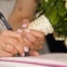 Femme signant un contrat de mariage