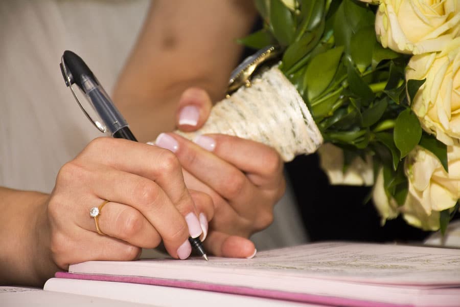 Femme signant un contrat de mariage