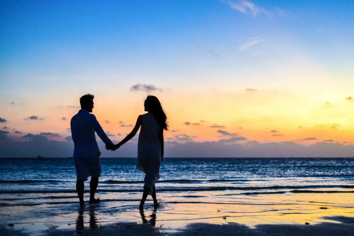 homme et femme amoureux sur une plage