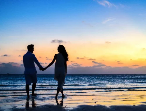 homme et femme amoureux sur une plage