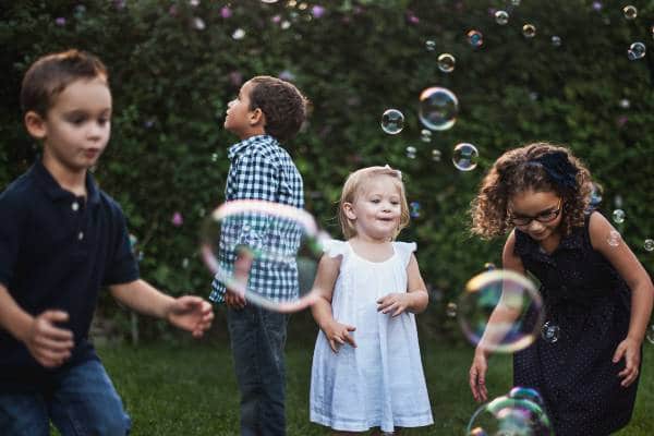 enfants jouant pendant un mariage