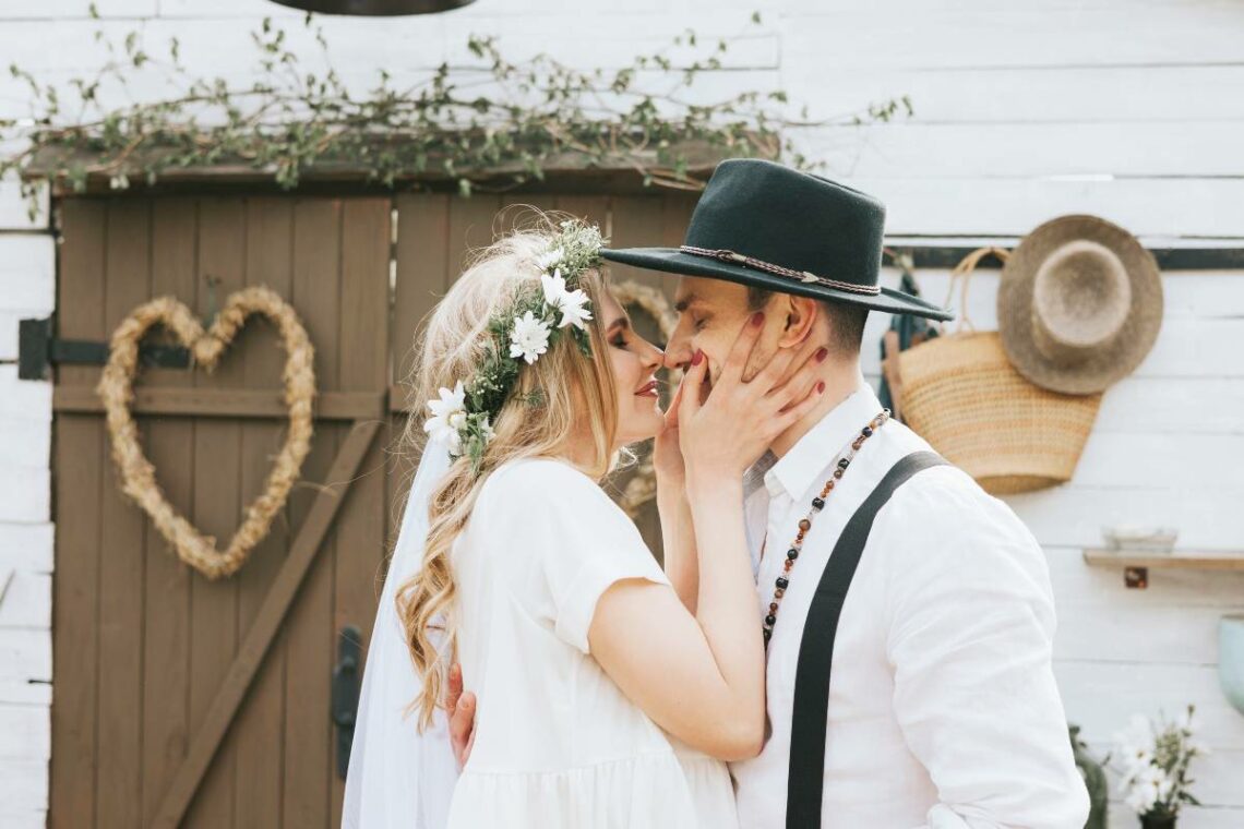 couple avec décoration mariage champêtre