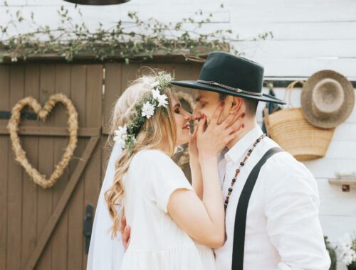 couple avec décoration mariage champêtre