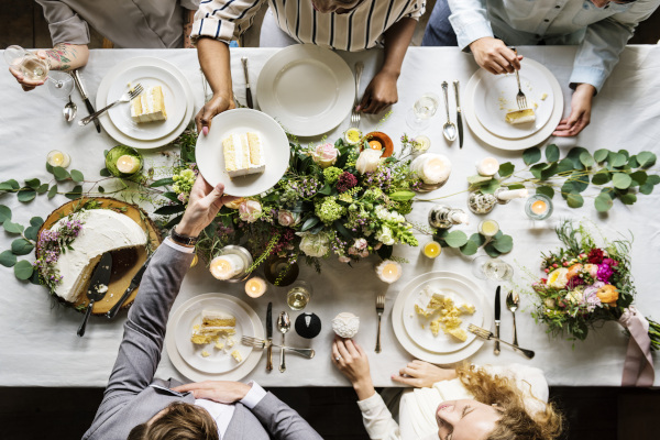 des invités sur leur table