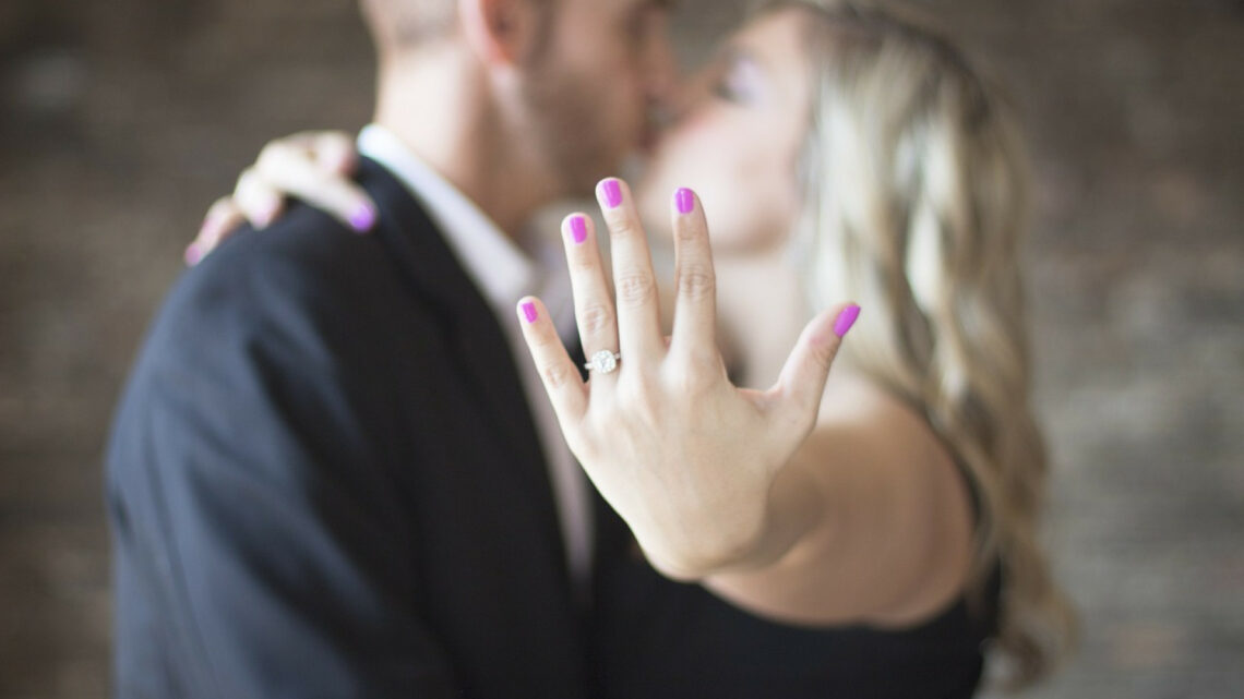 La bague de fiançailles : un bijou qui prouve votre amour et votre engagement